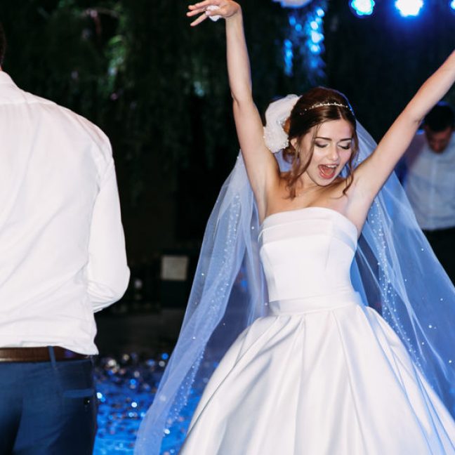 Funny moves of the bride in the veil on the wedding