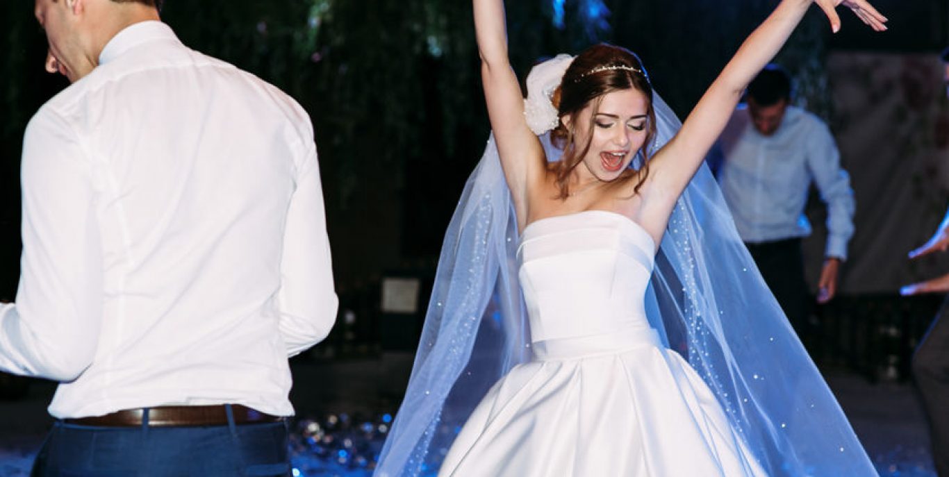 Funny moves of the bride in the veil on the wedding