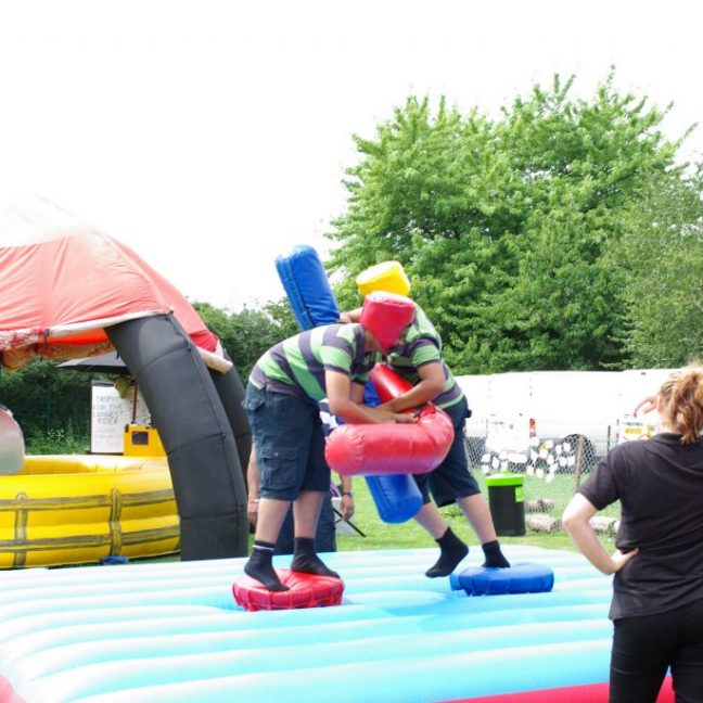 Inflatable-gladiator-duel-kent