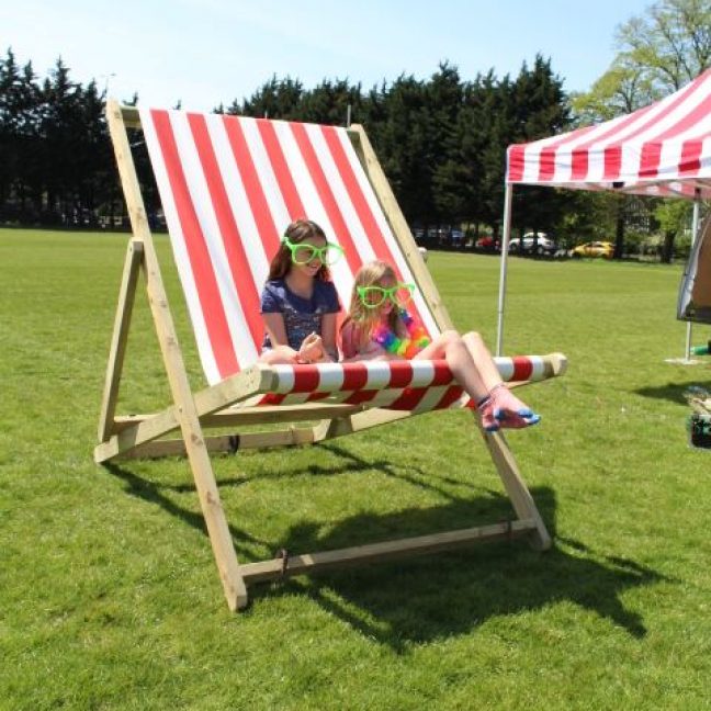 leisureking-giantdeckchair-girls2