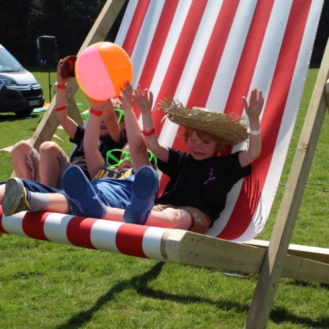 leisureking-giantdeckchair-kids3