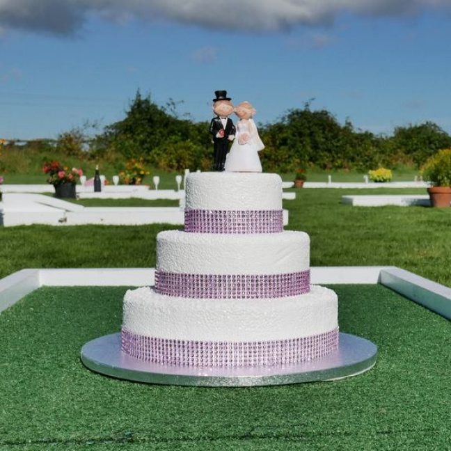 leisureking-wedding-crazygolf-cake-obstacle